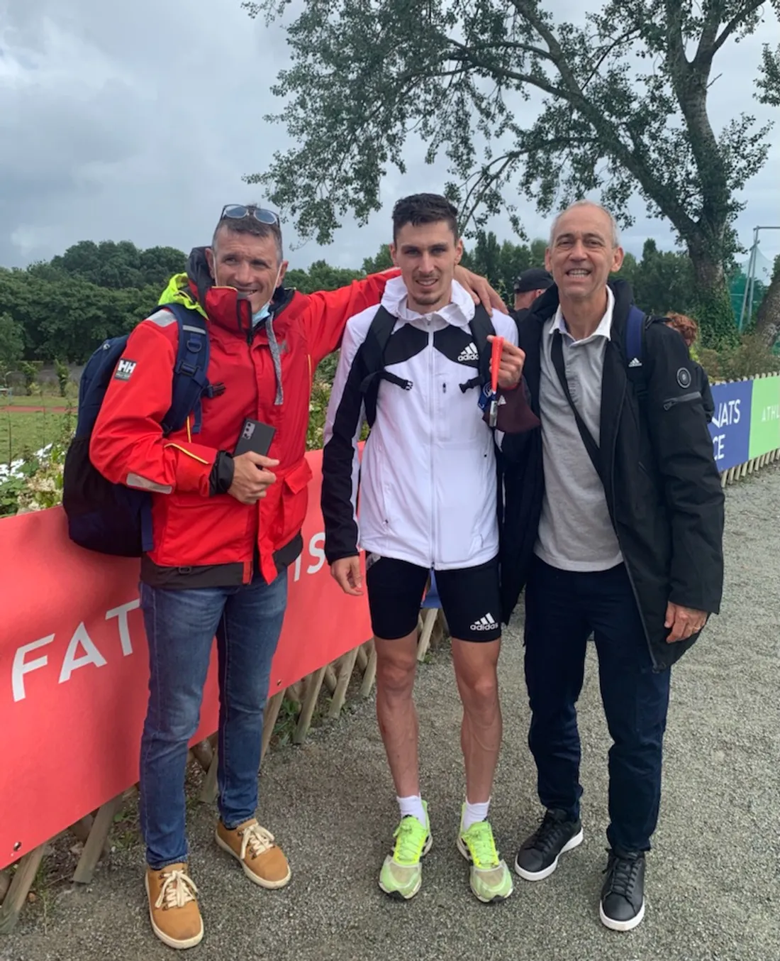 Alexis Miellet, entouré de son entraineur Rémy Geoffroy (à gauche) et Jean-Jacques Renier